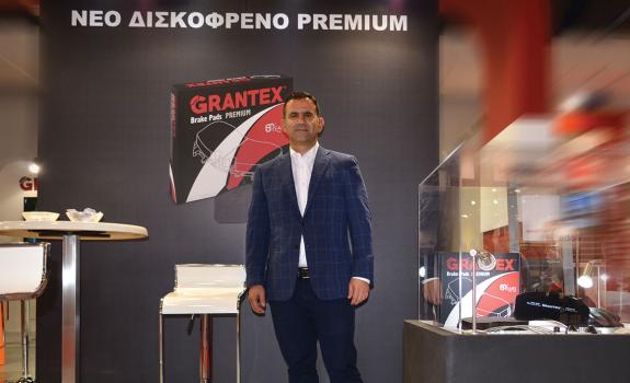 Ο ιδιοκτήτης της GRANTEX, Θοδωρής Πασχαλίδης, πλάι στο ολοκαίνουργιο δισκόφρενο Premium, το οποίο υπόσχεται μεγαλύτερη διάρκεια ζωής
