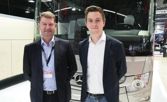 Ο κ. Felix Wheichsel, (δεξιά) market manager της Daimler Buses, με τον κ. Δημήτρη Τσάπα.